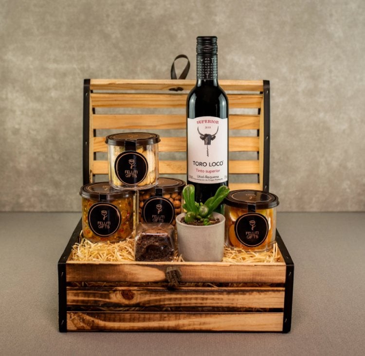 caixa de madeira com um vinho e petiscos