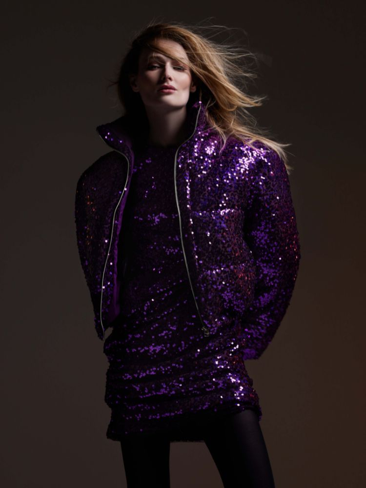 foto de modelo utilizando jaqueta e vestido com paetês roxo. 