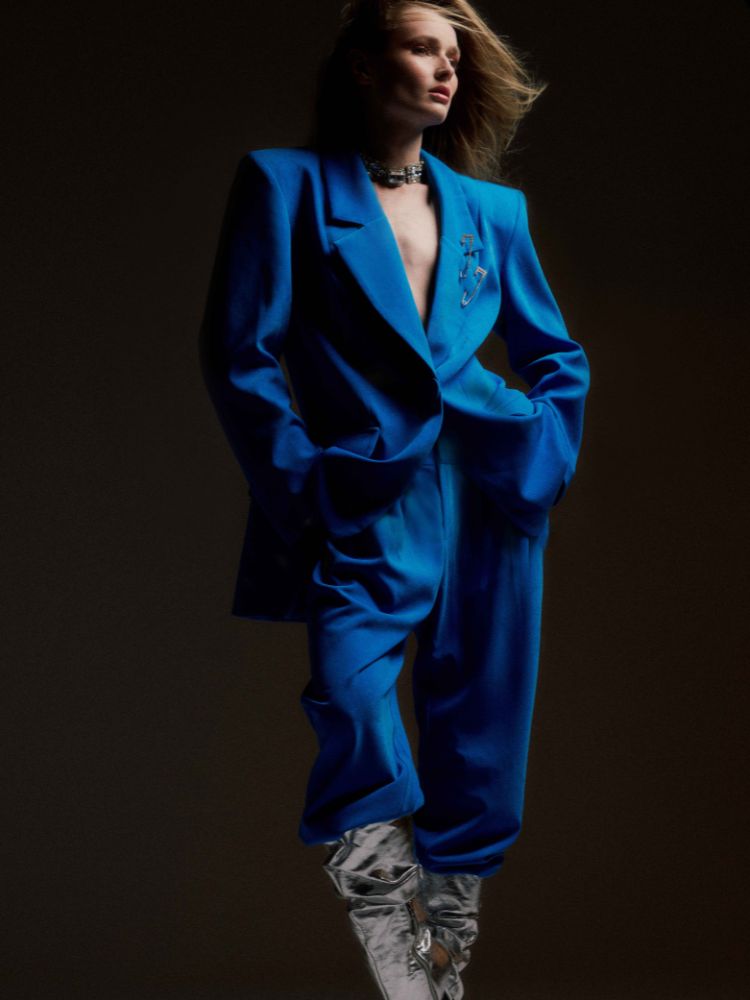 foto de modelo utilizando conjunto de alfaiataria azul e botas prateadas.