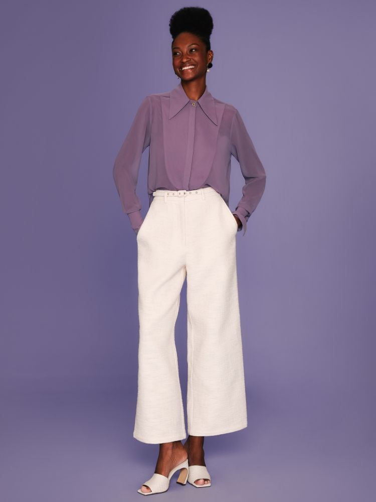 modelo usando camisa lilás em modal e calça reta off-white.