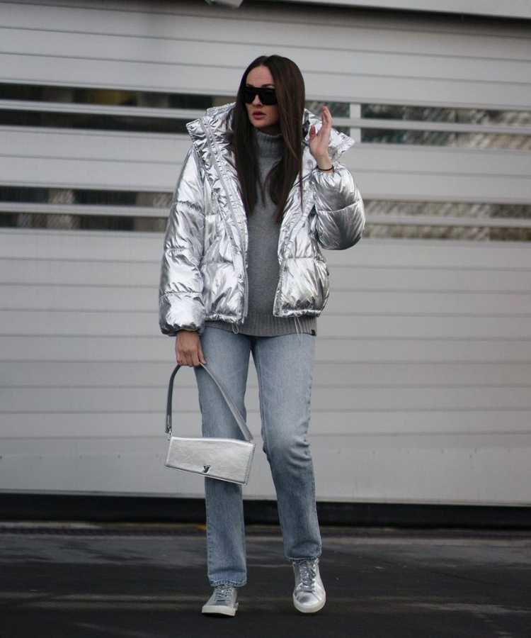 Mulher com looks tendência para Outono Inverno 2024: casaco puffer metálico prata.
