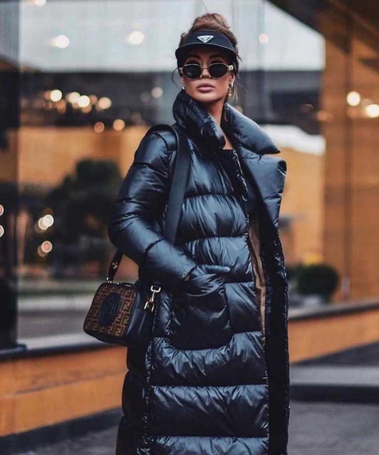 Mulher com looks tendência: casaco puffers longo,