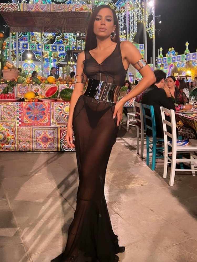Anitta usando vestido longo transparente para a festa da grife Dolce & Gabbana.