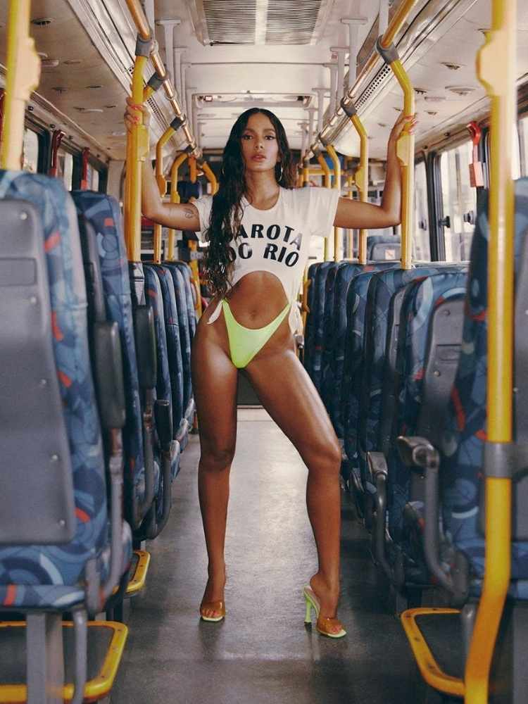 Anitta com Body cavado e salto alto no lançamento do single "Girl From Rio" (2021)