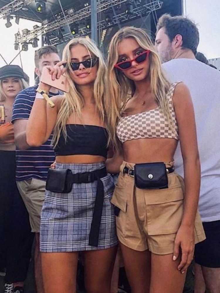 meninas usando mini saia, top e pochete em festival de música.