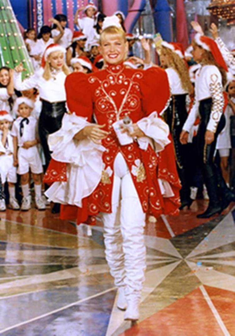 Looks de Xuxa Meneghel, apresentadora, em um especial de Natal.
