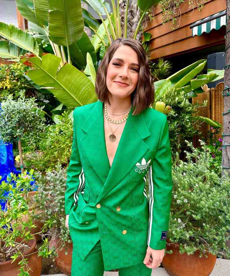 Apresentadora Daryn Carp usa terno no Oscar 2023 de cor verde bandeira.