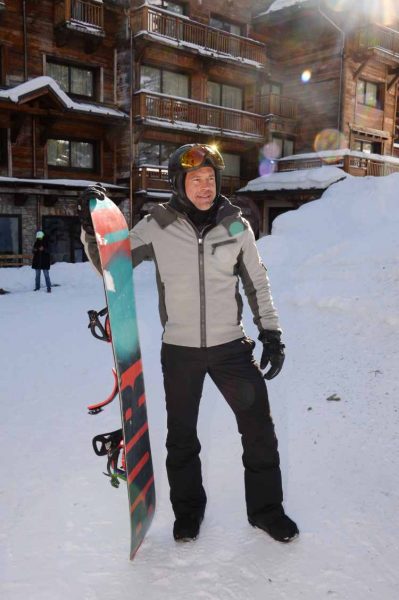malvino salvador com roupa para snowboard, na neve