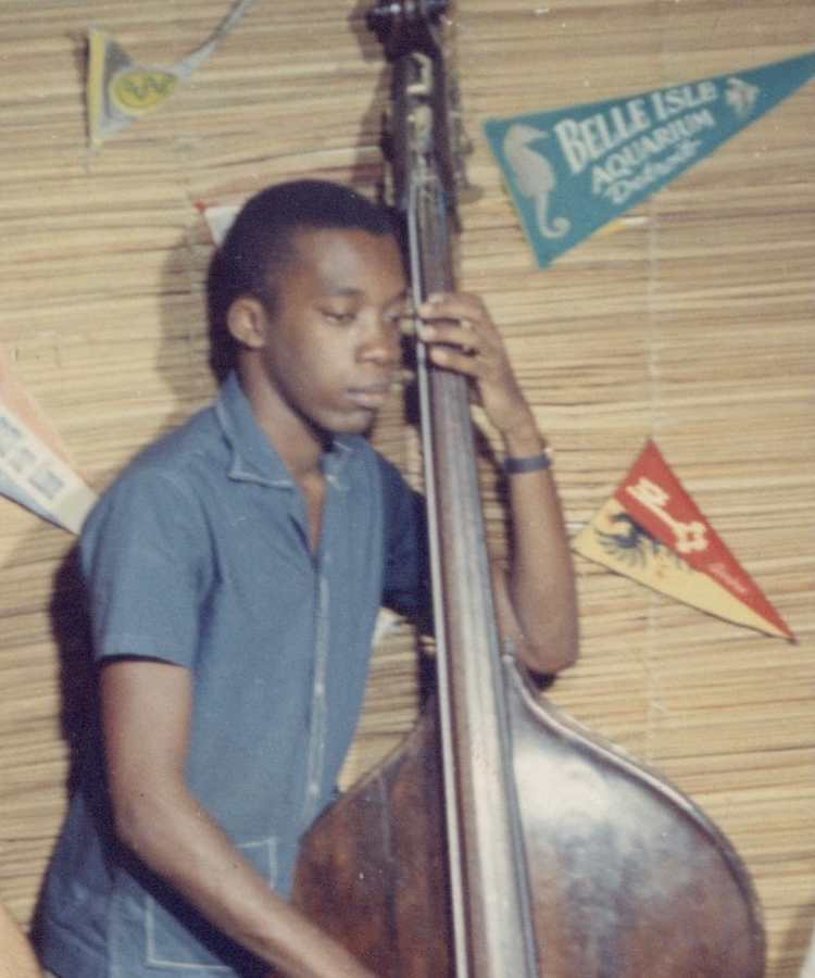 Cantor em 1962, tocando instrumento musical em BH.