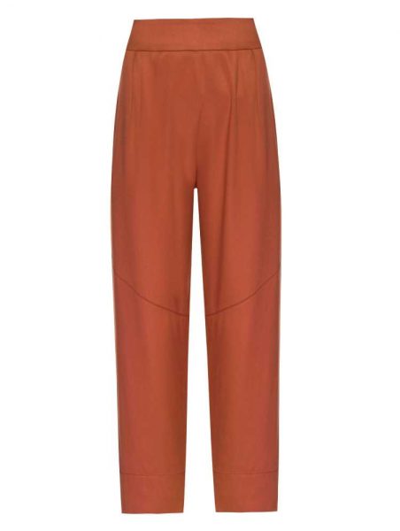 calça de alfaiataria laranja em fundo branco