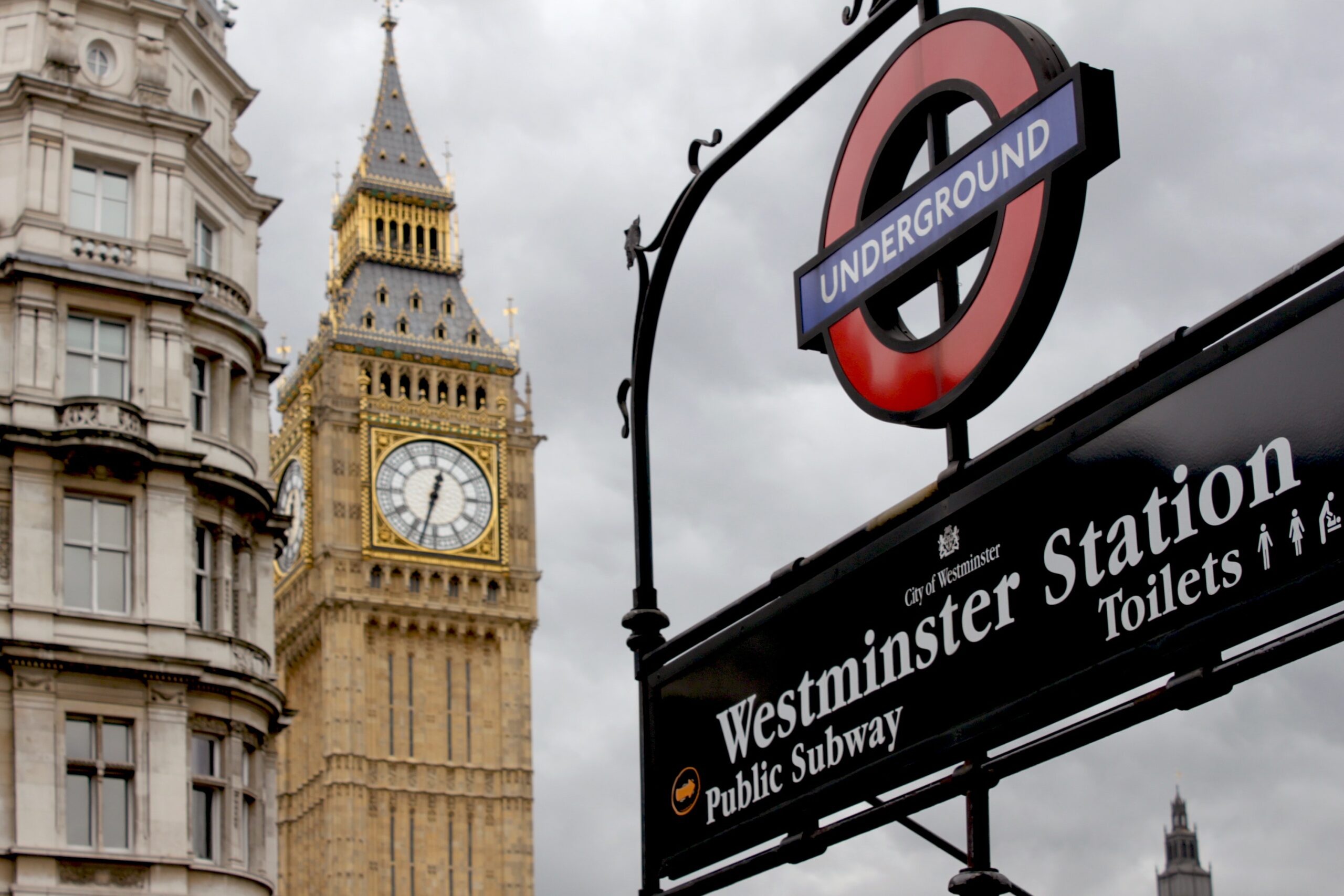 Big Ben em Londres com a placa de metrô (estação Westminster)