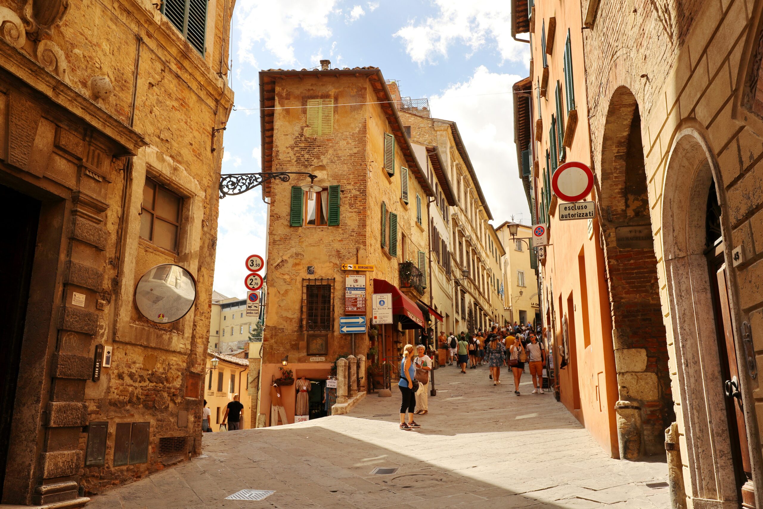 vila pitoresca em Toscana, na Itália, com casa antigas e rua estreita