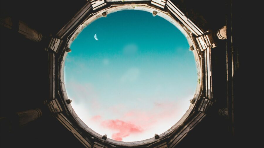 abertura no teto com vista para o céu com lua minguante