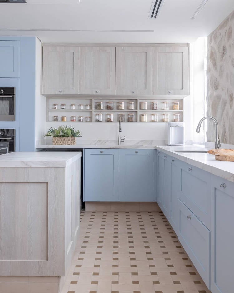 Cozinha americana com armário azul e porcelanato.