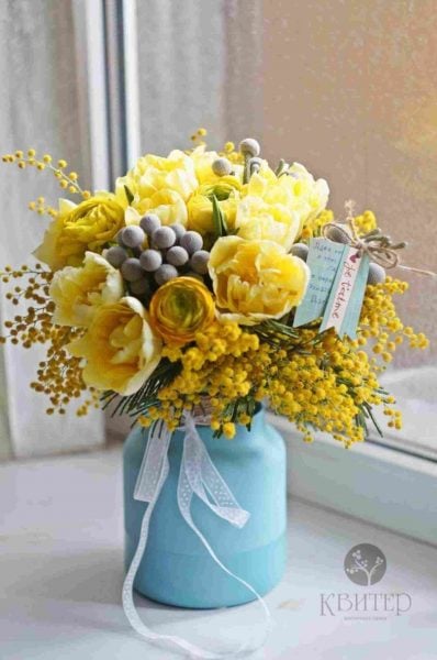 vaso azul com flores amarelas dentro