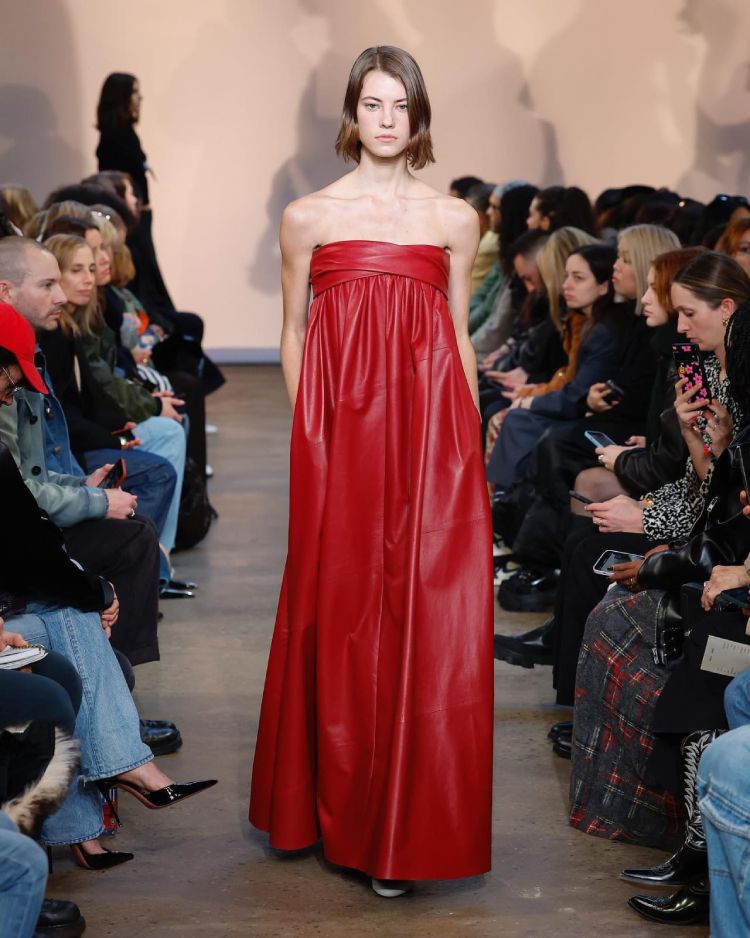 vestido longo vermelho sem alças de couro
