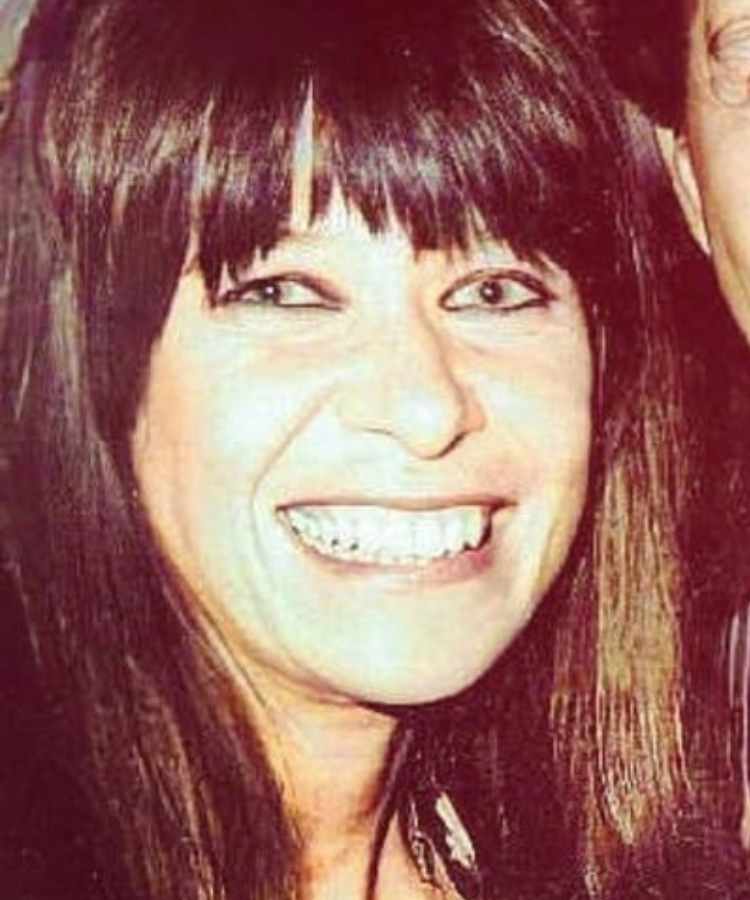 Foto do rosto da cantora Rita Lee sorridente quando jovem.