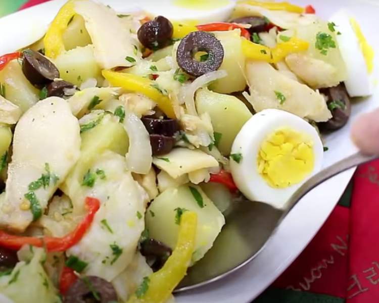 Prato com salada de bacalhau para a Páscoa.