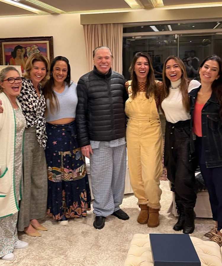 Silvio Santos ao lado de suas 6 filhas: Cíntia Abravanel, Silvia Abravanel, Daniela Beyruti, Patricia Abravanel, Rebeca Abravanel e Renata Abravanel.
