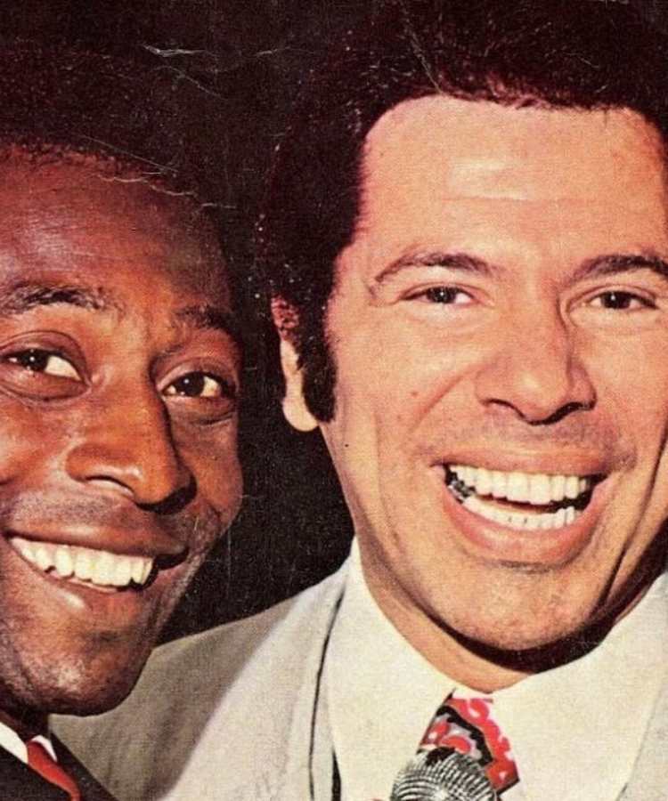 Foto antiga de Silvio Santos ao lado de Pelé, rei do futebol.