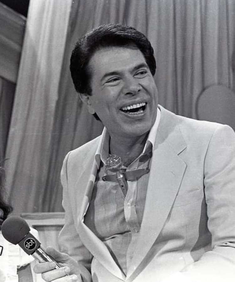 Foto antiga de Silvio Santos em preto e branco.