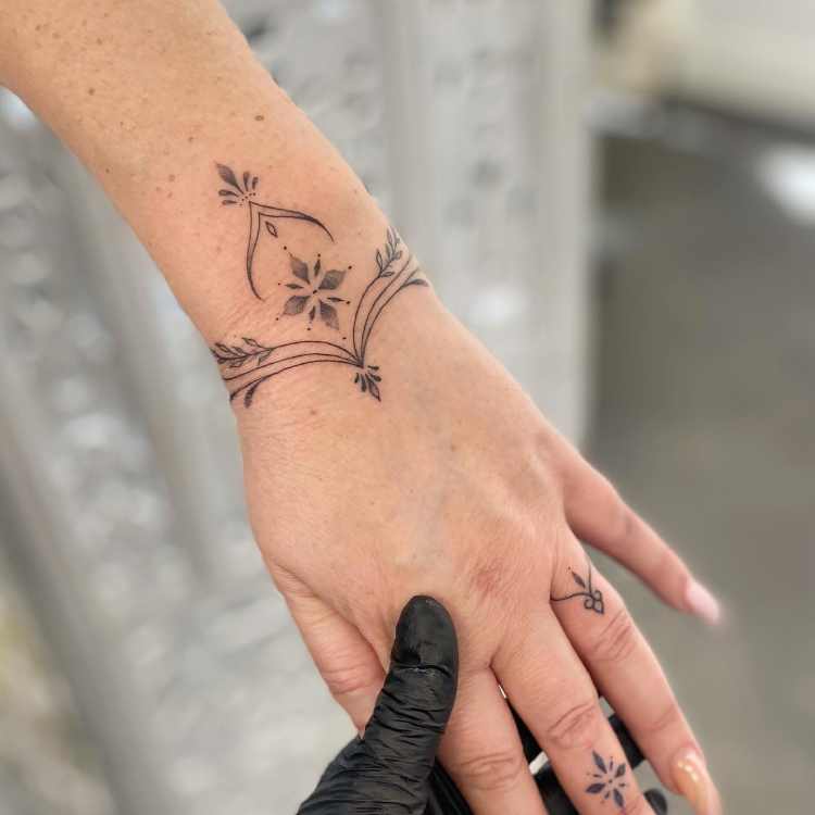 tatuagem na parte superior do pulso no estilo ornamental