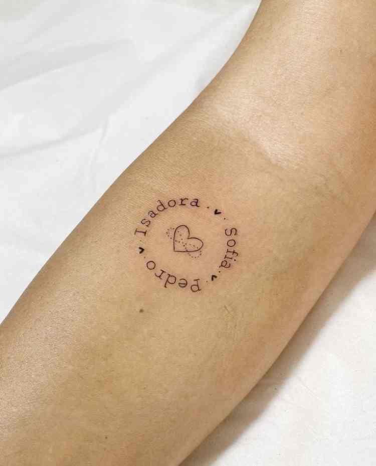 tatuagem com 3 nomes em círculo e coração e símbolo do infinito no meio
