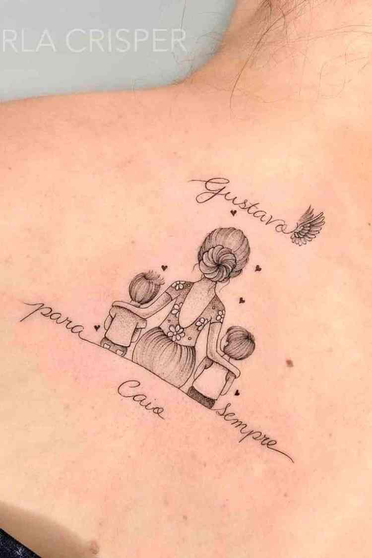 tatuagem com mãe e dois filhos, um de cada lado. Ao redor nomes gustavo e caio, e "para sempre"