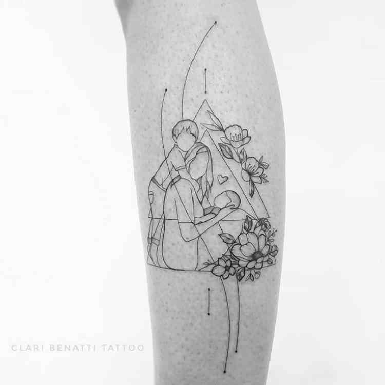 tatuagem com contornos de mãe e dois filhos, flores ao redor