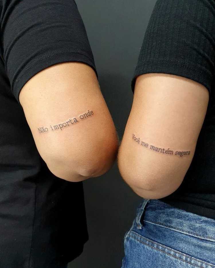 tatuagem em duas pessoas escrito "não importa onde, você me mantém segura"