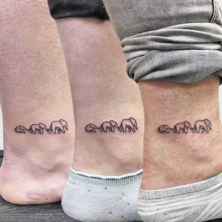 três pessoas com elefantes tatuados no calcanhar, cada um com 3