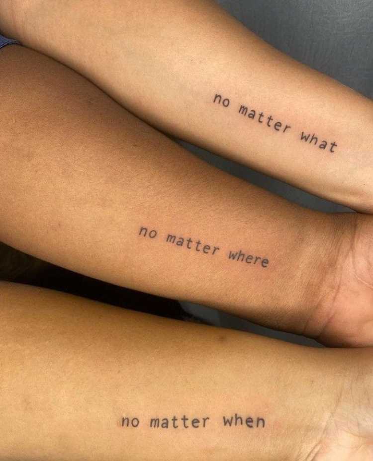 tatuagem de frase em inglês no braço de uma família