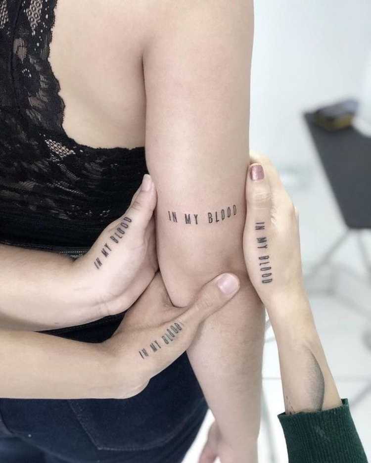 Mãe e seus 3 filhos com tatuagem de frase em inglês