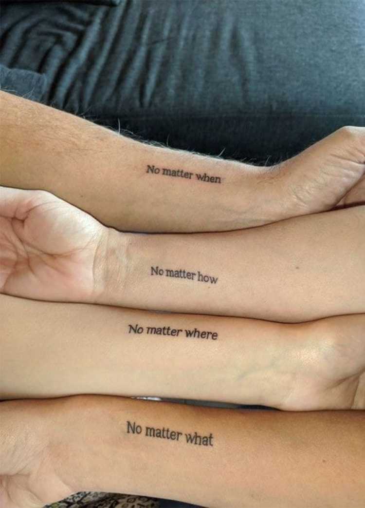 tatuagem mãe e filho com frase em inglês no braço