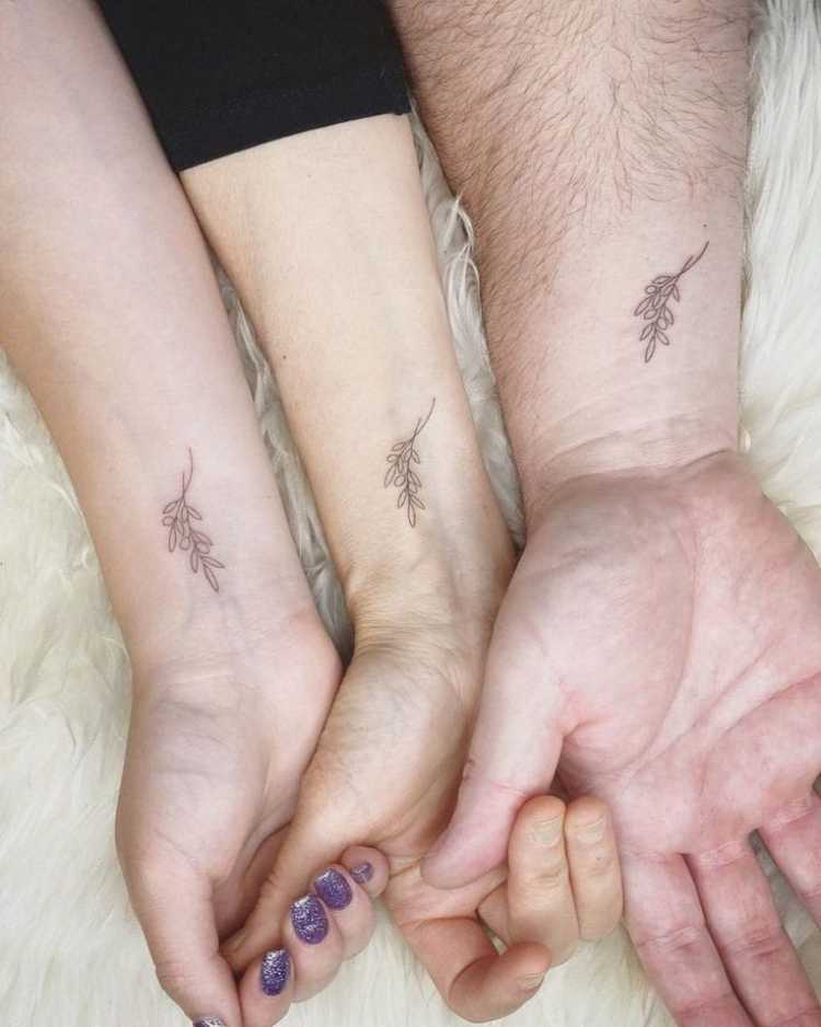 três pessoas com um raminho cada tatuado no pulso 