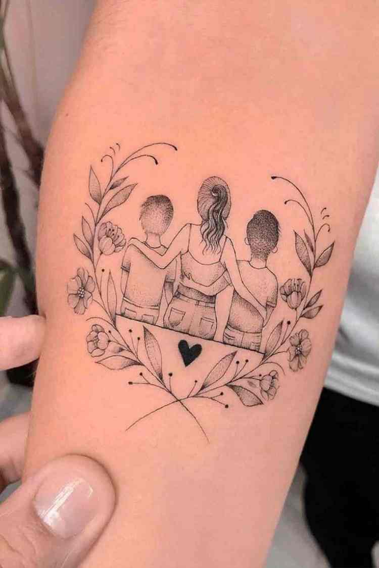 tatuagem com mãe e dois filhos, um de cada lado.