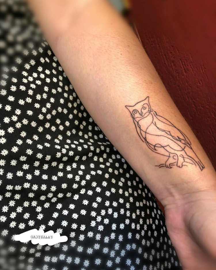 tatuagem de linha única de coruja na lateral do pulso