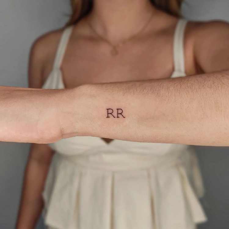 tatuagem na lateral do pulso com dois R
