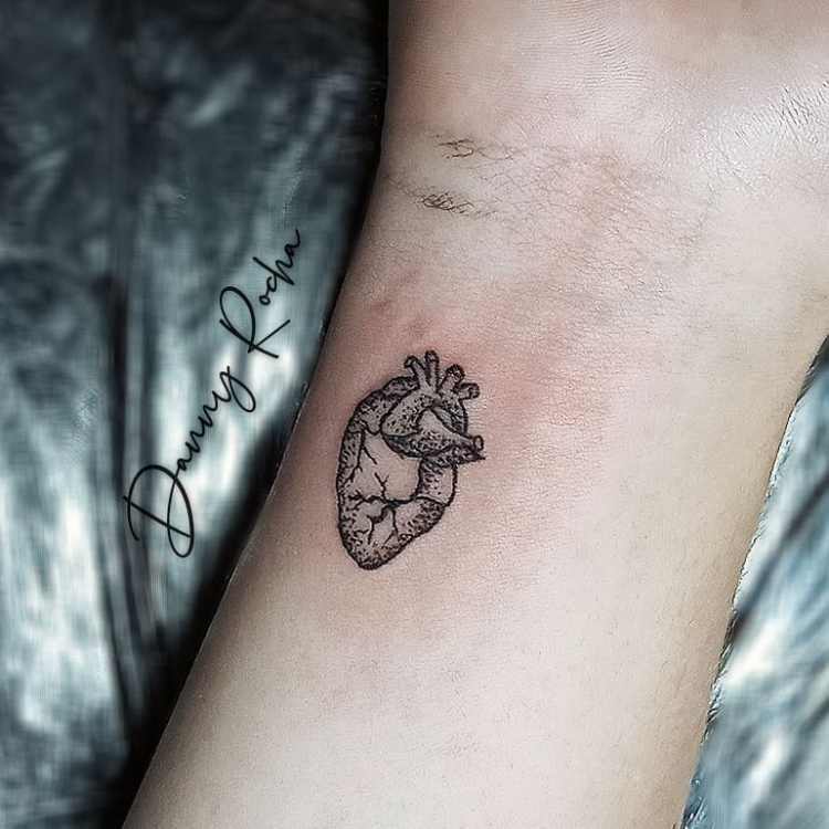 tatuagem de coração no pulso