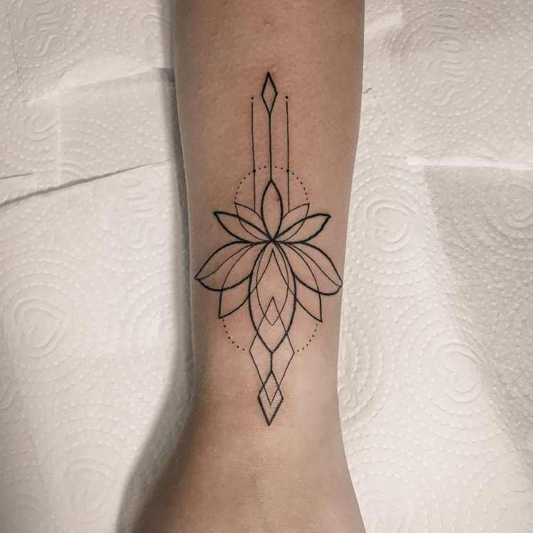 tatuagem na parte superior do pulso de flor de lótus