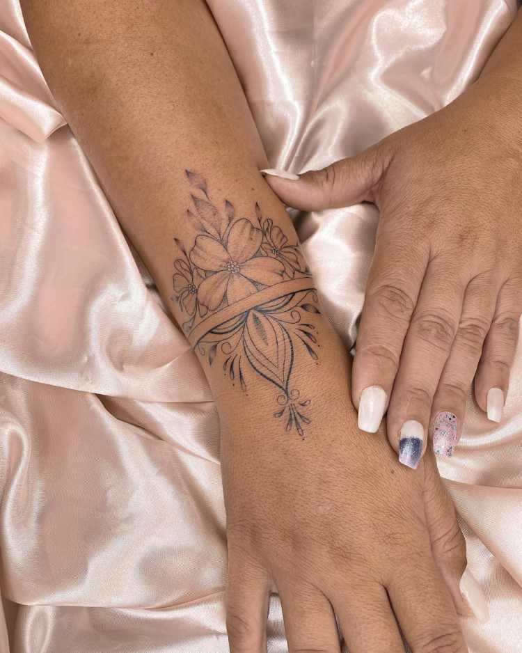 tatuagem na parte superior do pulso com flores