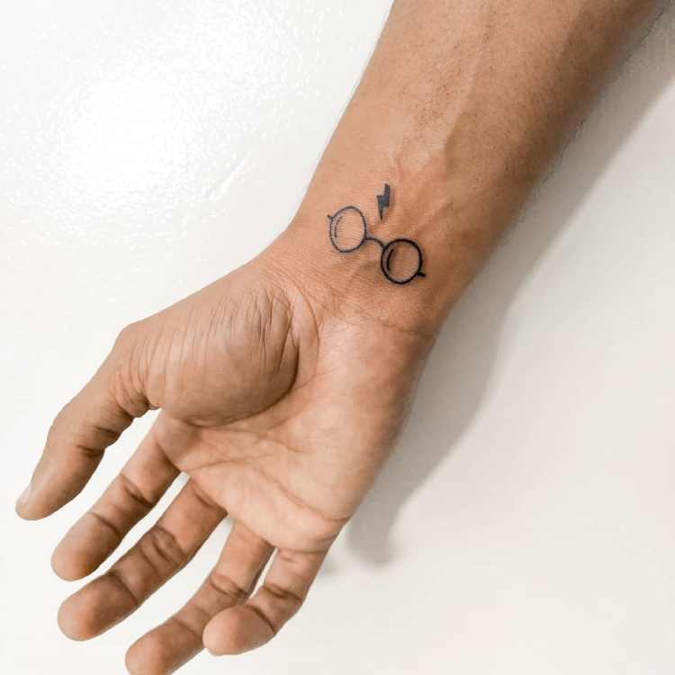 tatuagem com referência ao Harry Potter, [óculos e raio