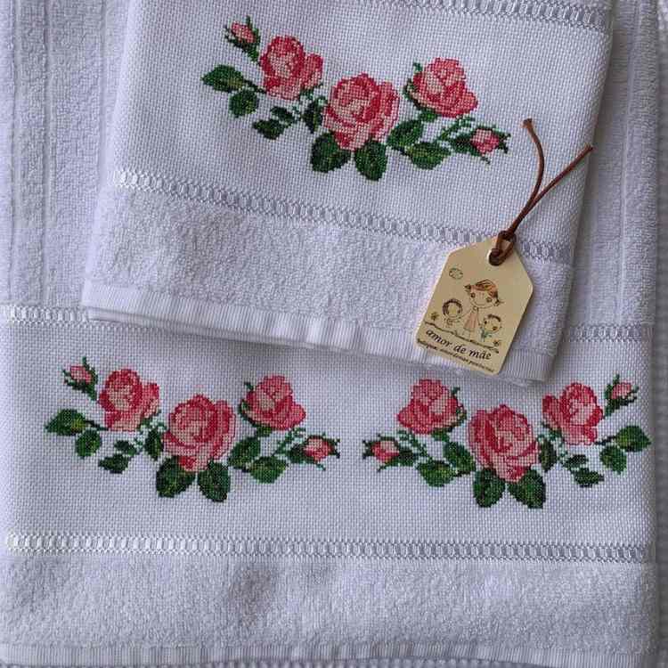toalha de banho ou de rosto que foi bordada à mão com a técnica ponto cruz