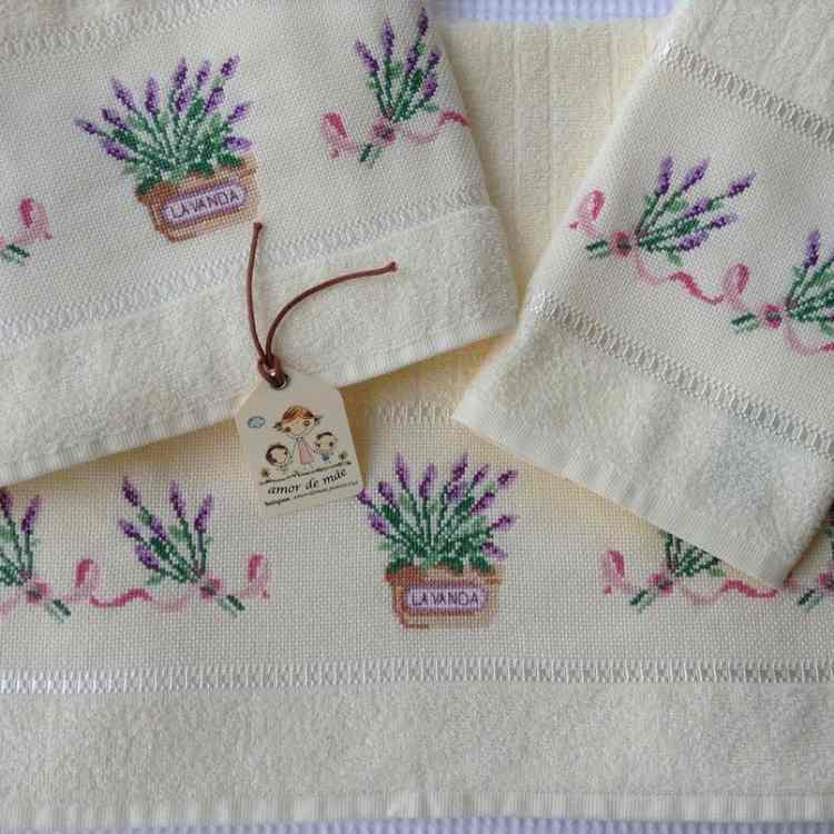 Toalhas bordadas com desenhos de flor lavanda.
