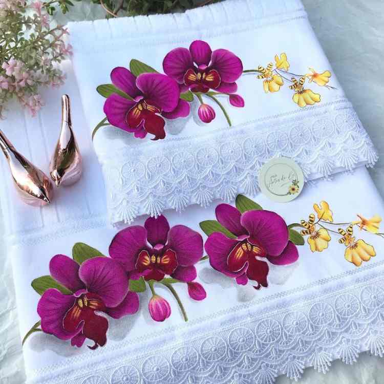 toalhas de banho e rosto que foram pintadas à mão com desenhos de flores de orquídeas delicadas e roxas