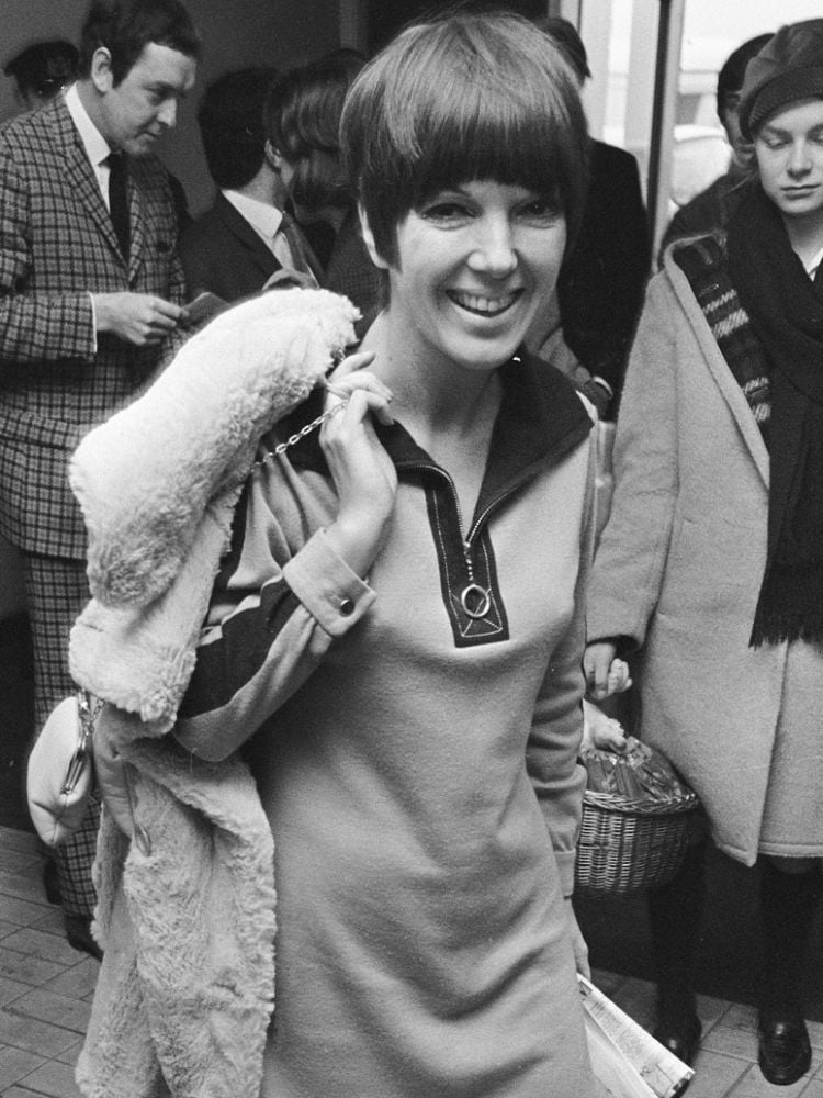 foto da estilista Mary Quant usando um minivestido em 1966
