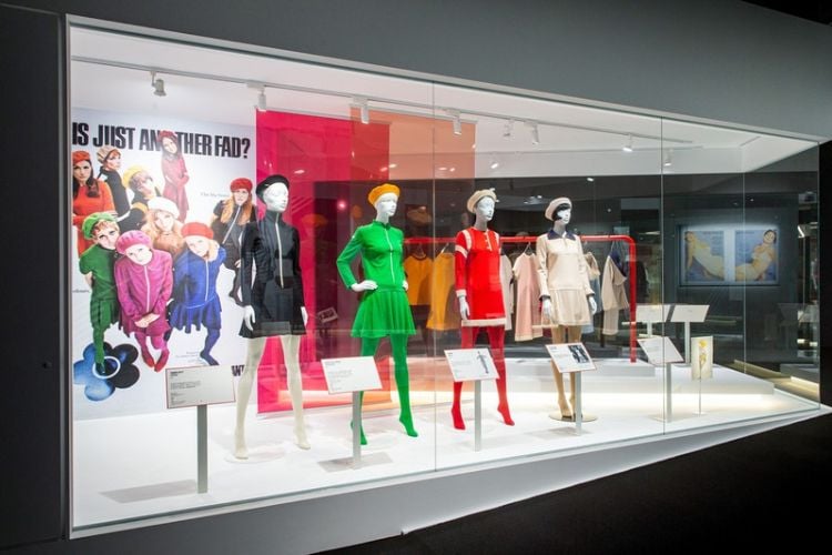 4 looks criados pela estilista Mary Quant em cores vibrantes, parte da exposição Mary Quant: Fashion Revolutionary