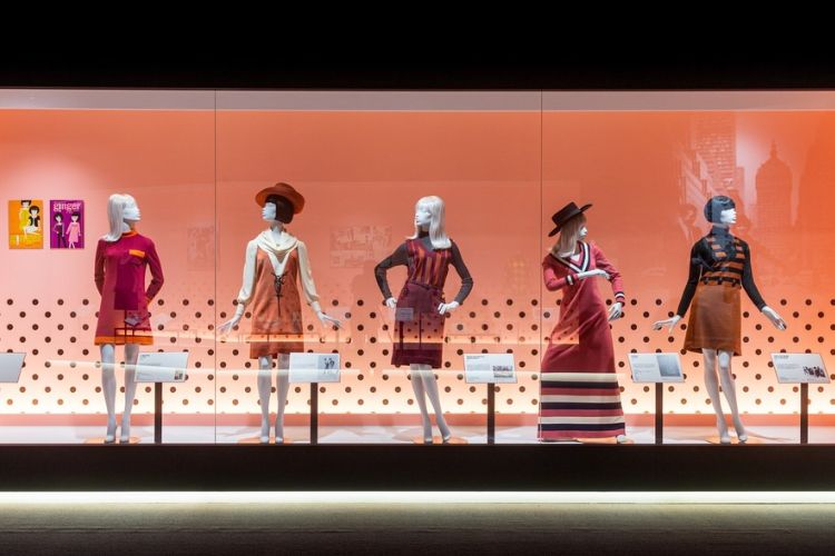 5 looks criados pela estilista Mary Quant e que parte da exposição Mary Quant: Fashion Revolutionary