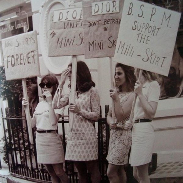 Quatro jovens protestando a favor da minissaia na década de 1960