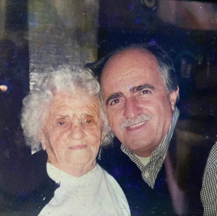 Ator com sua mãe, Estelita Travisani, falecida em 2004.